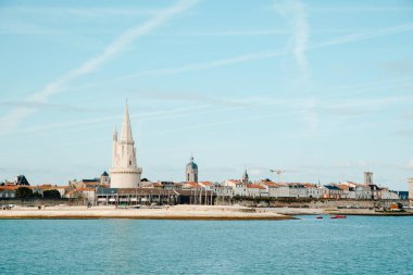 La Rochelle şehir Atlantik Okyanusu sahili üzerinde dolgu üzerinde Gotik tarzda inşa edilmiş Ortaçağ deniz feneri 