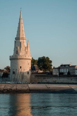 Rochelle, Fransa - 26 Ağustos 2018: La Rochelle şehir Atlantik Okyanusu sahili üzerinde dolgu ile Ortaçağ surlarının gündoğumu