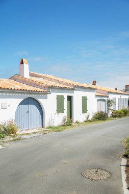 Şehir peyzaj Fransız turistik spot Ars-tr-Re beyaz ve kırmızı çatılar ile 