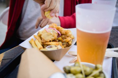 adam yeme kızarmış balık ve cips sokak café'de hizmet
