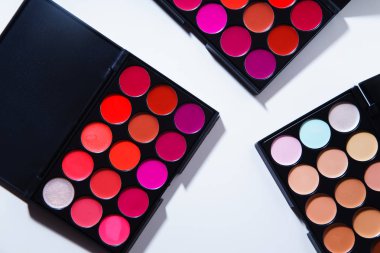 ruj ve göz kapatıcı paletleri ile beyaz arka plan üzerinde izole renkler kümesi. Makyaj sanatçı kit kavramı 