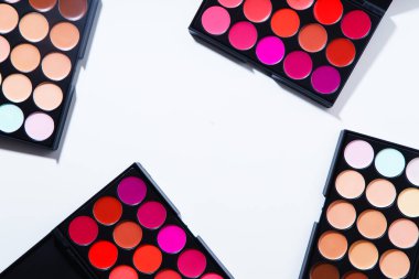 ruj ve göz kapatıcı paletleri ile beyaz arka plan üzerinde izole renkler kümesi. Makyaj sanatçı kit kavramı 