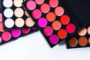 beyaz masa, makyaj sanatçısı kit kavramı üzerinde parlak ruj ve göz kapatıcı paletleri topluluğu 