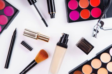 ruj ve kapatıcı paletleri Vakfı ve maskara ile izole beyaz zemin üzerine, makyaj sanatçısı kit kavramı kirpik kıvırıcı