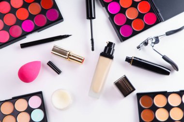 ruj ve kapatıcı paletleri Vakfı ve maskara ile izole beyaz zemin üzerine, makyaj sanatçısı kit kavramı kirpik kıvırıcı