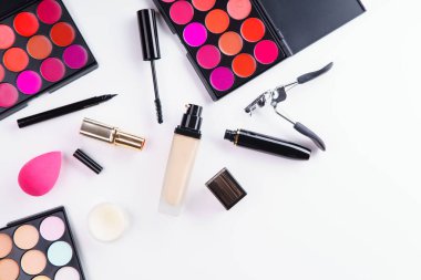 ruj ve kapatıcı paletleri Vakfı ve maskara ile beyaz arka planda, makyaj sanatçısı kit kavramı kirpik kıvırıcı