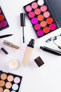 ruj ve kapatıcı paletleri Vakfı ve maskara ile beyaz arka planda, makyaj sanatçısı kit kavramı kirpik kıvırıcı