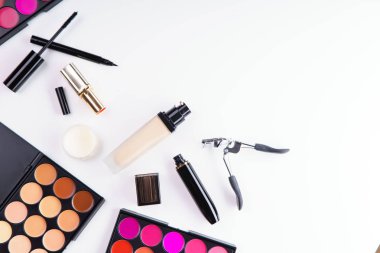 ruj ve kapatıcı paletleri Vakfı ve maskara ile beyaz arka planda, makyaj sanatçısı kit kavramı kirpik kıvırıcı