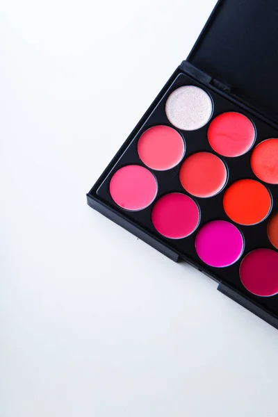 Lippenstift Palet Met Rode Roze Kleuren Geïsoleerd Een Witte Achtergrond — Stockfoto