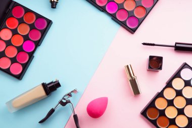 ruj ve kapatıcı paletleri Vakfı ve maskara ile üzerinde açık pembe ve mavi renkli, makyaj sanatçısı kit kavramı kirpik kıvırıcı