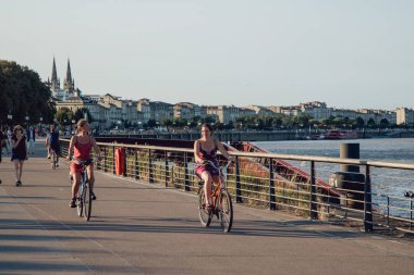 Bordeaux, Fransa - 20 Ağustos 2018: kız yaz akşamları kentsel dolgu üzerinde bisiklet sürme