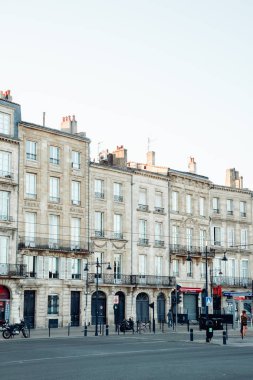 Bordeaux, Fransa - 24 Ağustos 2018: sokak görünümü klasik Fransız mimarisi ve binalar gündüz 