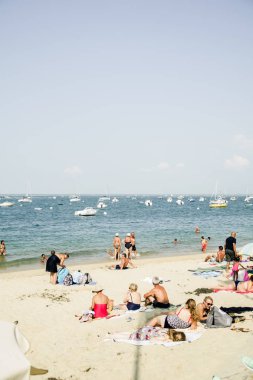 Dune Pilat, Fransa - 22 Ağustos 2018: İnsanlara Arcachon Resort'ta plaj rahatlatıcı