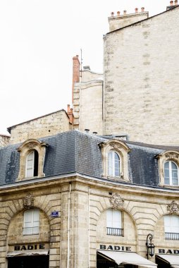 Bordeaux, Fransa - 24 Ağustos 2018: Fransız simetrik klasik bina görünümünü
