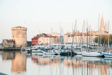 Rochelle, Fransa - 26 Ağustos 2018: La Rochelle şehir Atlantik Okyanusu sahili üzerinde set Ortaçağ surlarının Kulesi gündoğumu 