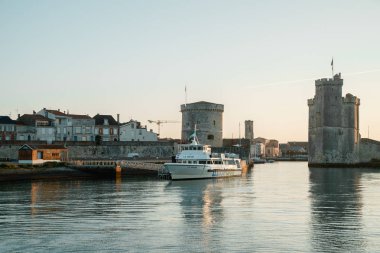 Rochelle, Fransa - 26 Ağustos 2018: La Rochelle şehir Atlantik Okyanusu sahili üzerinde dolgu gündoğumu, Ortaçağ surlarının kuleli 