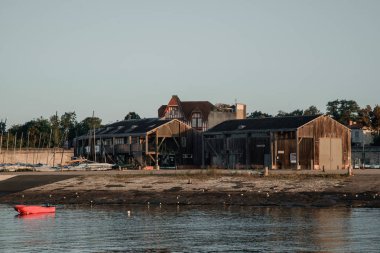 Rochelle, Fransa - 26 Ağustos 2018: Dolgu La Rochelle şehir üzerinde sahil Atlantik Okyanusu, gündoğumu