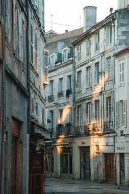 Fransız sokağında sabah güneş tarafından aydınlatılmış binalar 