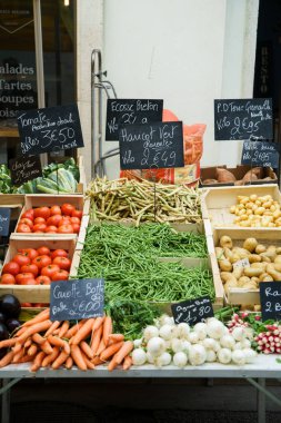 Rochelle, Fransa - 26 Ağustos 2018: taze sebze stand Fransız şehir Market