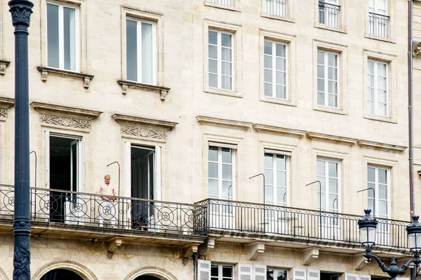 Bordeaux Frankrijk Augustus 2018 Oude Man Staande Het Balkon Van — Stockfoto