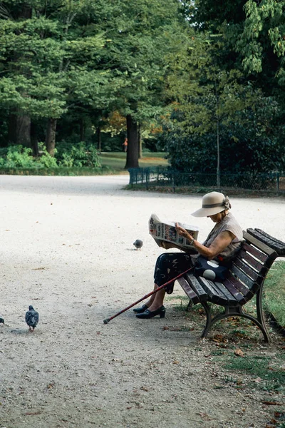 Bordeaux France Août 2018 Dame Chapeau Lisant Journal Sur Banc — Photo