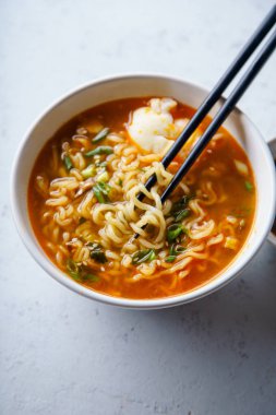 Japon ramen noodles ile ve domuz eti suyu yumurta ve pırasa ve chopsticks beton zemin üzerine beyaz kase 