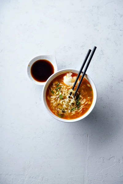 Facile Ramen Giapponese Con Tagliatelle Brodo Maiale Con Uovo Porro — Foto Stock