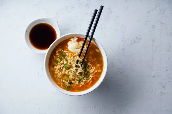 Kolay Japon ramen erişte ve yumurta ve pırasa beton zemin üzerine beyaz kase Domuz eti et suyu ile 