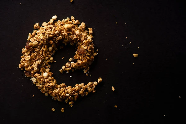 Granola Tostada Colocada Forma Curva Sobre Fondo Negro —  Fotos de Stock