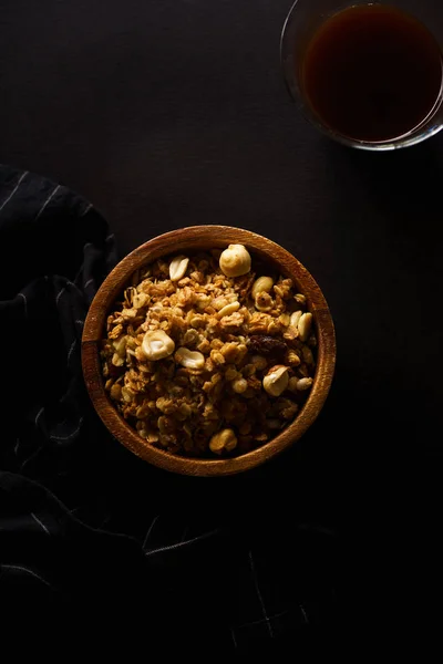 Granola Asada Con Nueces Tazón Madera Con Taza Café Sobre — Foto de Stock