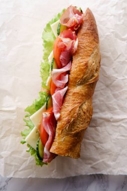 paket kağıdı baget sandviç Banh'da-mi ile beyaz mermer zemin üzerine tarz