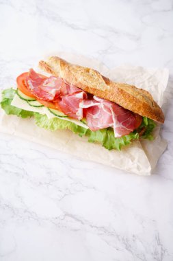 paket kağıdı baget sandviç Banh'da-mi ile beyaz mermer zemin üzerine tarz