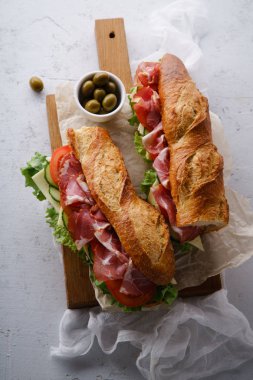 İki taze baget sandviçler Banh'da-beton zemin üzerine koyu ahşap kesme tahtası üzerinde tarz mı üstten görünüm