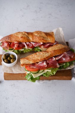 İki taze baget sandviçler Banh'da-beton zemin üzerine koyu ahşap kesme tahtası üzerinde tarz mı üstten görünüm