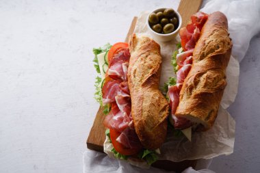 İki taze baget sandviçler Banh'da-beton zemin üzerine koyu ahşap kesme tahtası üzerinde tarz mı üstten görünüm