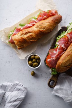 İki taze baget sandviçler Banh'da-beton zemin üzerine koyu ahşap kesme tahtası üzerinde tarz mı üstten görünüm