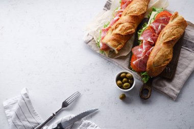 iki taze baget sandviçler Banh'da-mi tarz ile jambon ve peynir domates ve taze marul beton zemin üzerine dilimlenmiş 