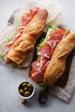 İki taze baget sandviçler Banh'da-beton zemin üzerine koyu ahşap kesme tahtası üzerinde tarz mı üstten görünüm