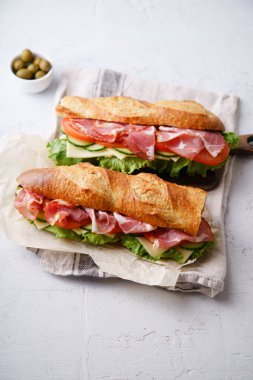 İki taze baget sandviçler Banh'da-mi yan görünüm tarz beton zemin üzerine yakın çekim 