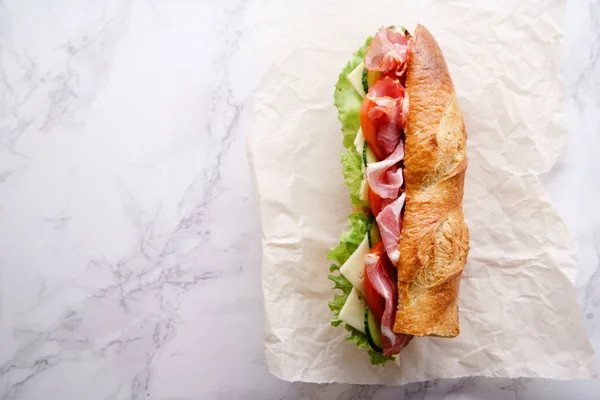 Packpapier Mit Frischem Baguette Sandwich Banh Stil Auf Weißem Marmorhintergrund — Stockfoto