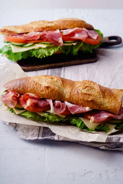 İki taze baget sandviçler Banh'da-mi yan görünüm tarz beton zemin üzerine yakın çekim 