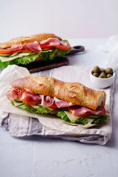 İki taze baget sandviçler Banh'da-mi yan görünüm tarz beton zemin üzerine yakın çekim 