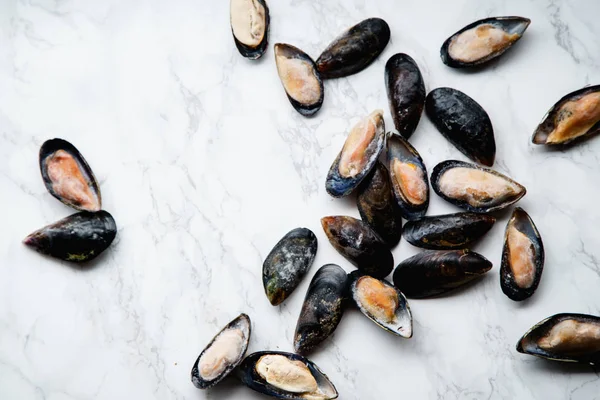 Haufen Gefrorener Muscheln Auf Weißem Marmorhintergrund Draufsicht — Stockfoto