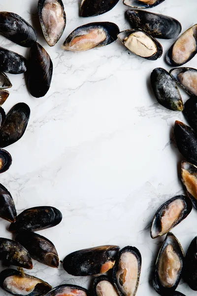 Gefrorene Muscheln Auf Weißem Marmorhintergrund Draufsicht — Stockfoto