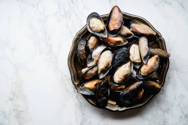 Gefrorene Muscheln Auf Vintage Metallic Platte Auf Weißem Marmorhintergrund Draufsicht — Stockfoto