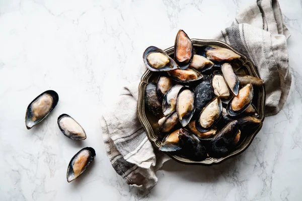 Gefrorene Muscheln Auf Vintage Metallic Platte Auf Weißem Marmorhintergrund Draufsicht — Stockfoto