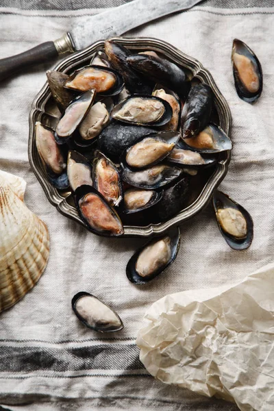 Frozen Mussels Metallic Vintage Plate Knife Linen Tablecloth Stripes — Stock Photo, Image