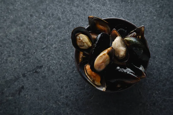 Fresh Mussels Black Ceramic Bowl Dark Concrete Background — Stock Photo, Image