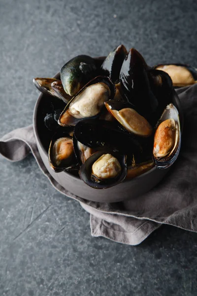 Fresh Mussels Black Ceramic Bowl Dark Concrete Background — Stock Photo, Image