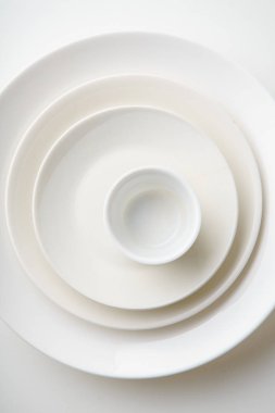 Beyaz arka plan üzerinde izole porselen yemekleri kümesi yakın çekim 